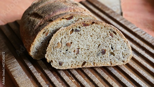 Brotlaib, Brotscheiben, Hutzelbrot, frisch gebackenes Brot mit Haselnüssen und getrockneten Birnen, Spezialität aus Südtirol photo