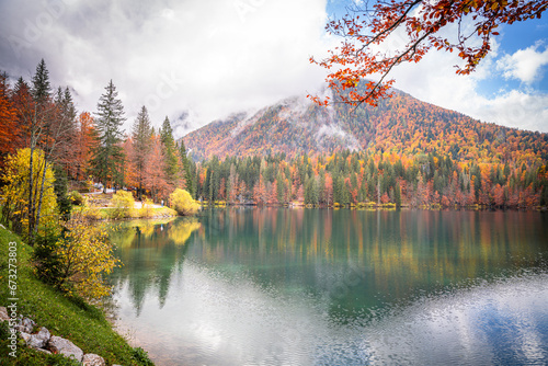 Obraz na płótnie Beautiful Fusine lakes in autumn colors w salonie