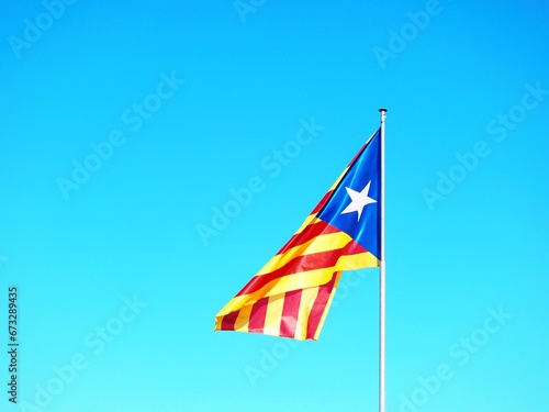 Εκτύπωση καμβά Flagpole with catalan independentist flag or estelada in a blue sky