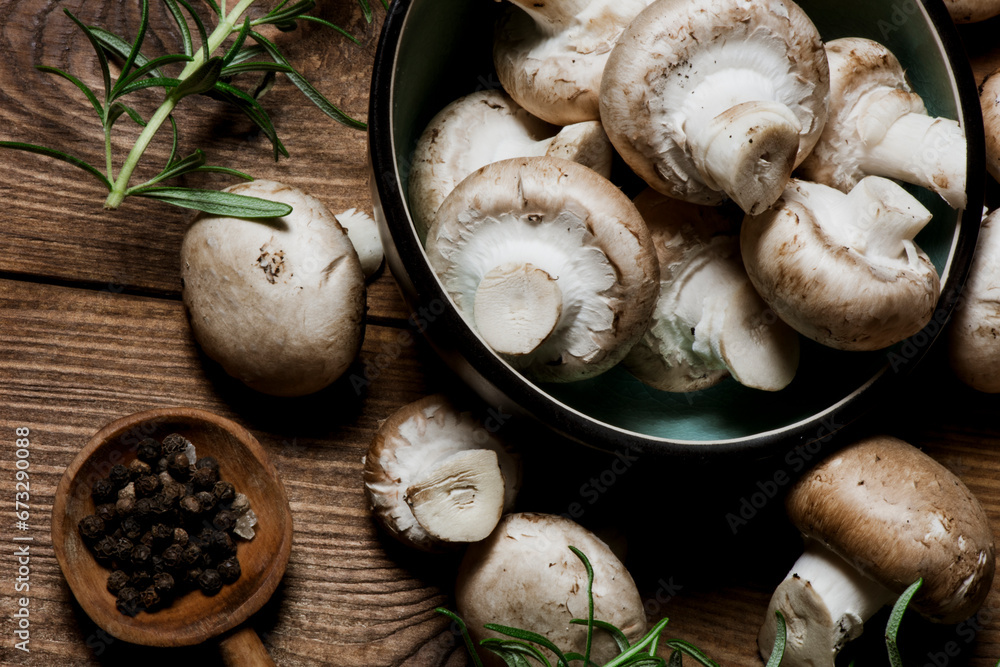 Fototapeta premium Fresh whole white button mushrooms