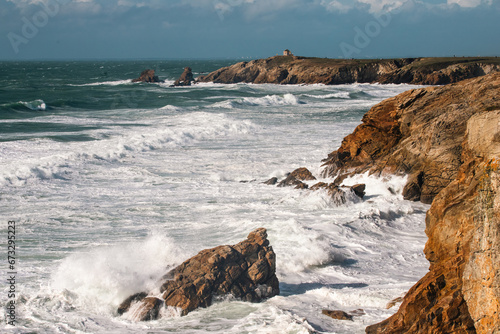Vagues s'écrasant contre les rochers, à Quiberon (Bretagne)