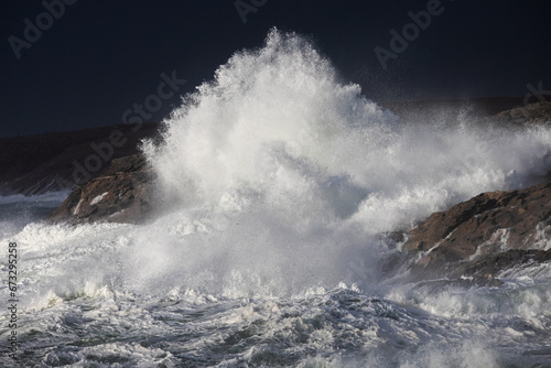 Vagues sur les rochers, en Bretagne.