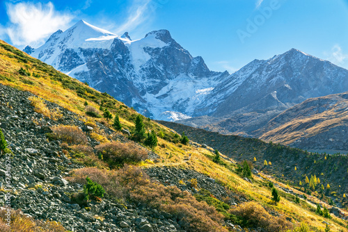 Bergpfad im herbstlichen Val Roseg mit Piz Roseg, Pontresina, Engadin, Kanton Graubünden, Schweiz