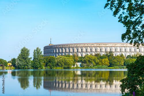Quadro su tela The famous Kongresshalle (meaning: Congress Theater), in Nuremberg, Bavaria, Germany, typical of the nazi period, reflecting in a symmetrical view on the blue waters