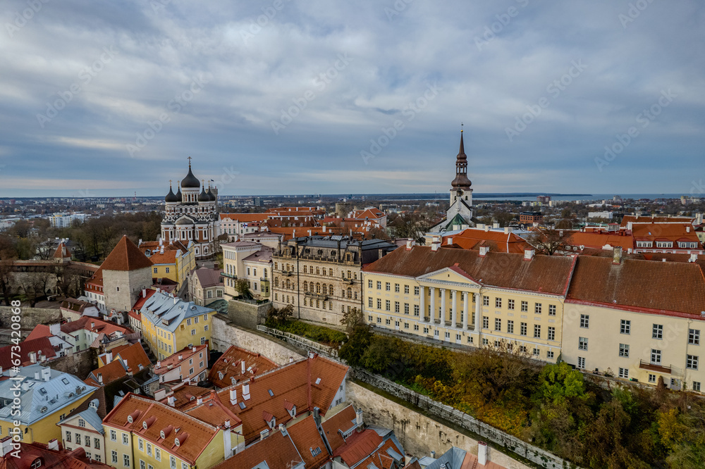 Obraz premium Aerial autumn fall view of Tallinn old town, Estonia