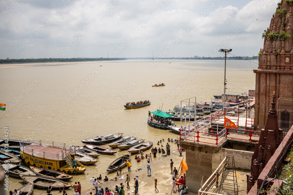 Φωτογραφία View of the river Ganges with its boats, people and sacred water of Varanasi in