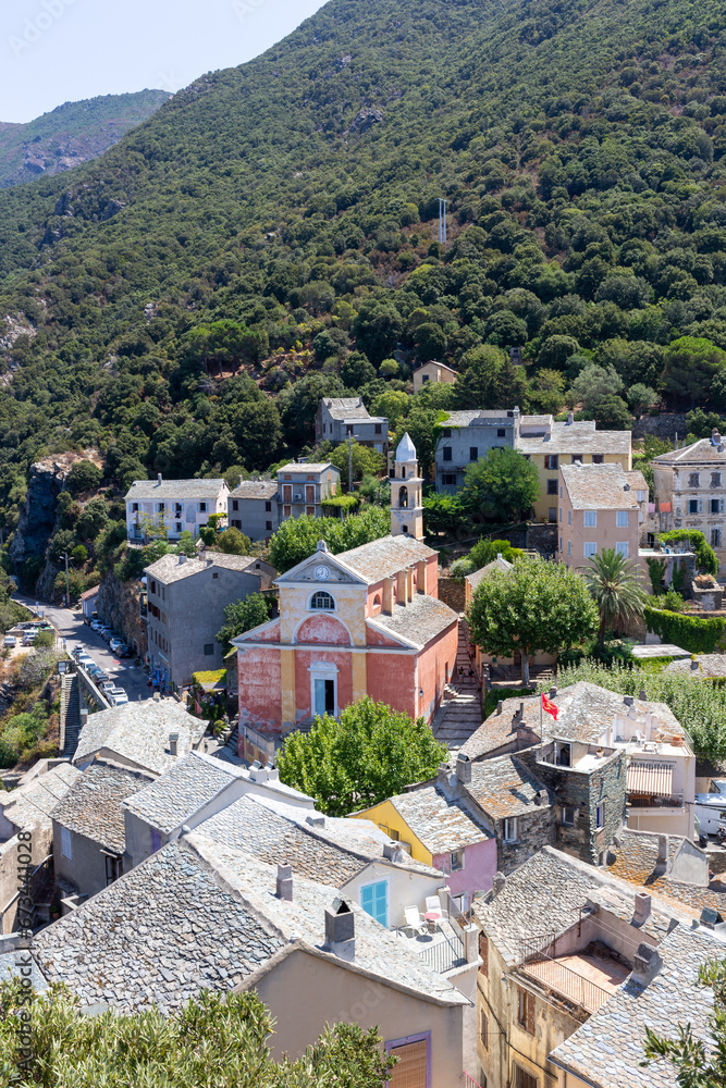 fotografía aérea de un pueblo con una iglesia en el centro
