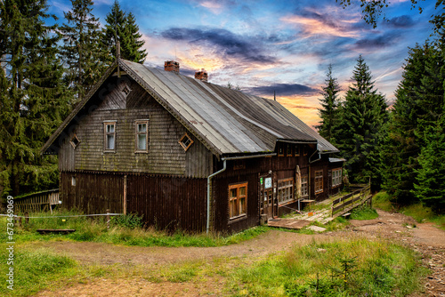 Obraz na płótnie old wooden house w salonie