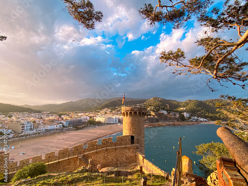 Tossa de mar, castello sulla spiaggia di Tossa e mare che si fondono insieme al tramonto. photo