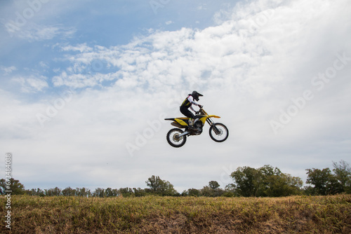 Salto de motocross en el aire