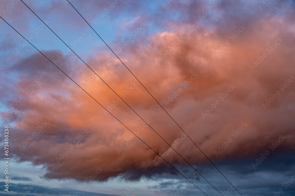 Dunkel orange Wolke nach Sonnenuntergang Dunkel orange Wolke nach Sonnenuntergang