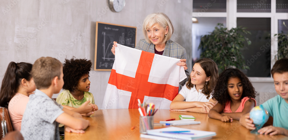 Obraz premium Kids learning together about england in geography class