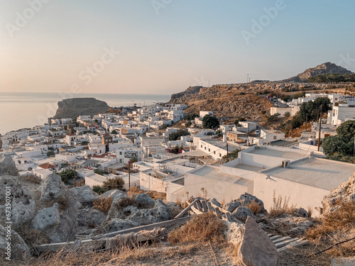 Lindos, Paralia isola di Rodi, Rhodos. Sole, mare e tramonto; montagne, colline città antica e acropoli.