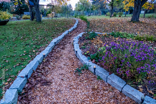 Rindenmulch Weg im Garten photo