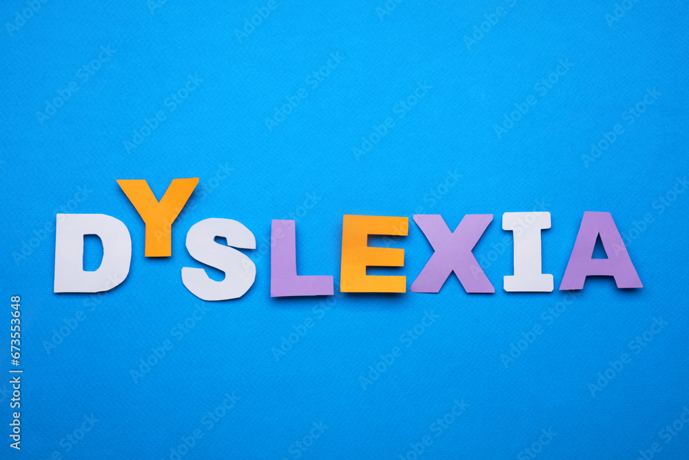 Obraz premium Word Dyslexia made of paper letters on blue background, flat lay