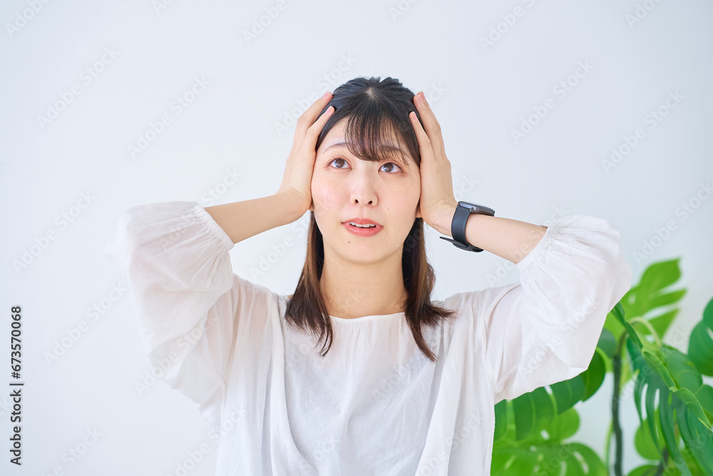 頭を抱える若い女性
