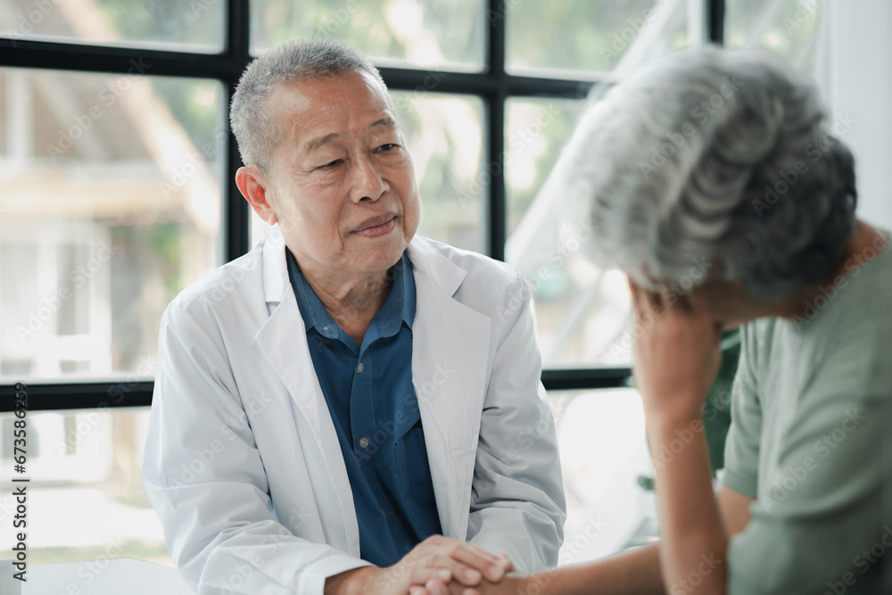 Fototapeta premium Doctor examining an elderly patient, An elderly patient is being diagnosed by a doctor in the hospital, The doctor is explaining the treatment plan to the patient, doctor idea.