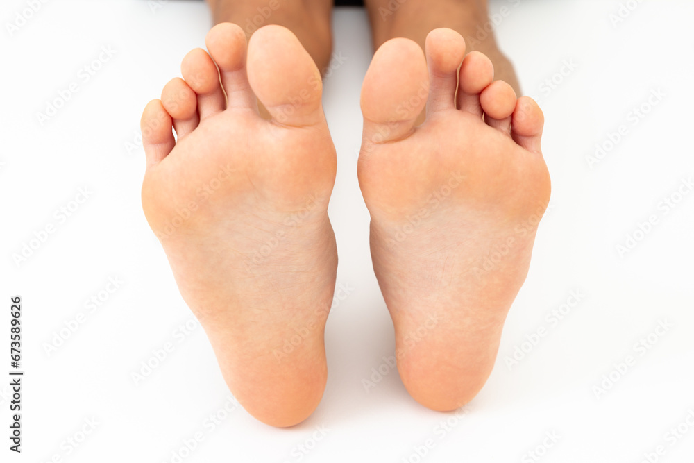 白背景に子供の足