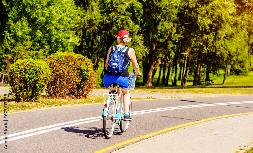 Obraz premium Cyclist ride on the bike path in the city Park