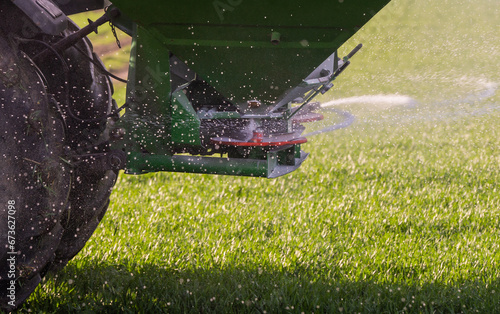 Fotografija tractor fertilizing in field
