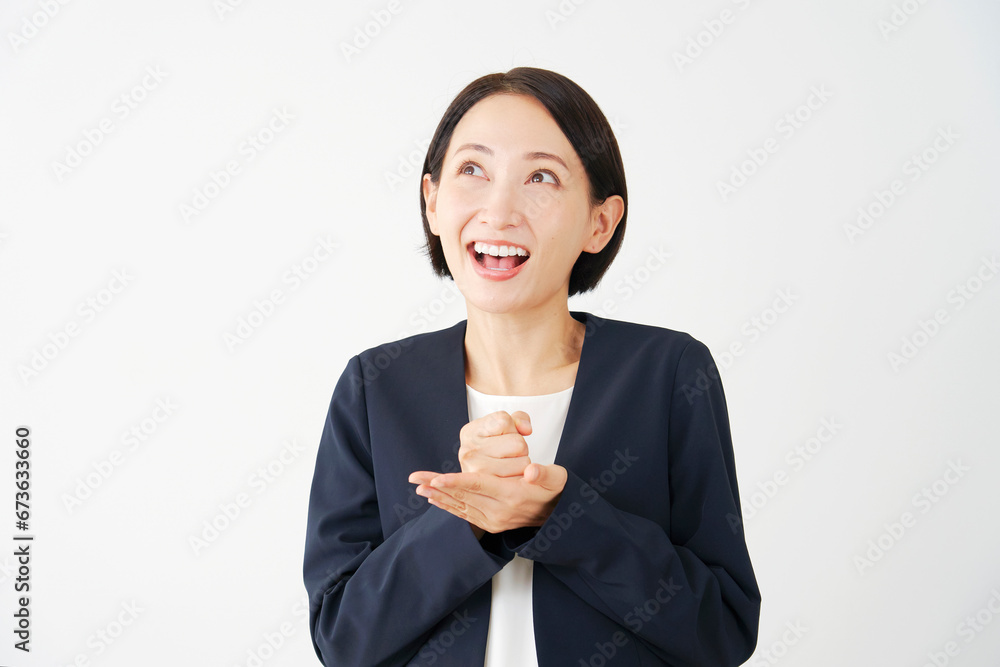 ひらめく中年のビジネスウーマン　白背景