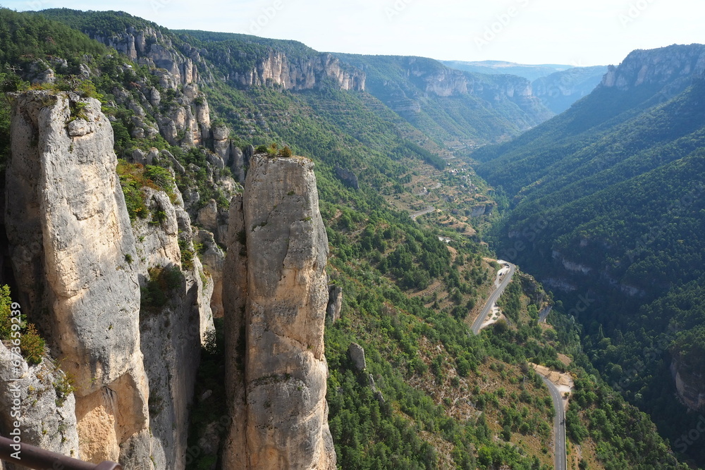 縦に伸びる奇岩 in フランス