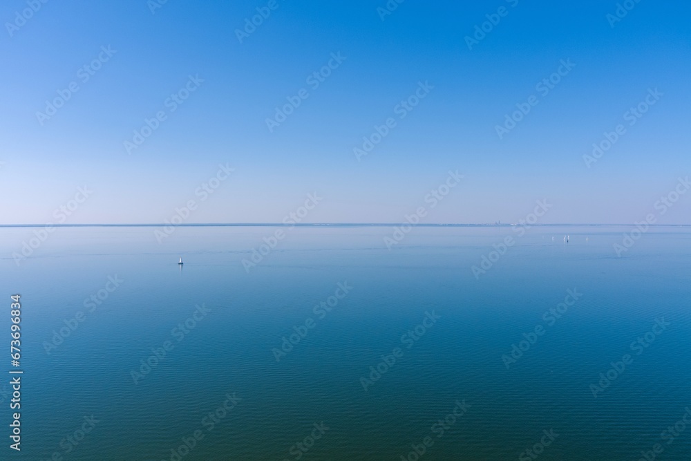 Obraz premium Aerial view of a sailboat in Mobile Bay