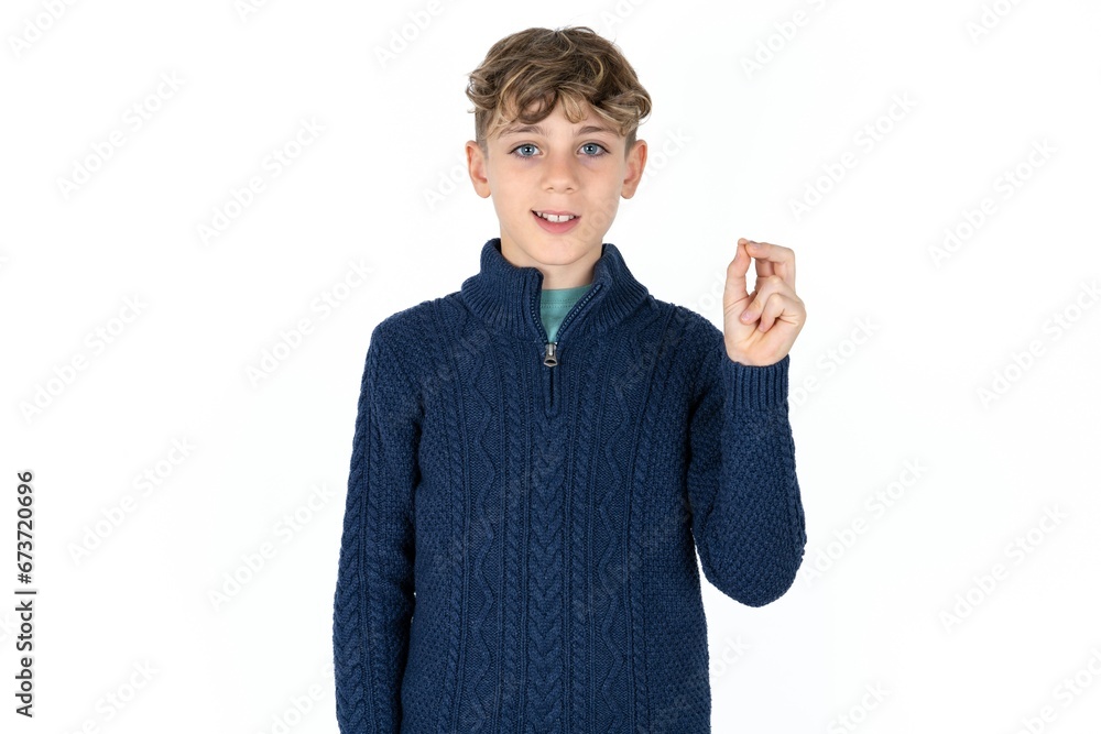 Obraz premium Caucasian teen boy pointing up with hand showing up seven fingers gesture in Chinese sign language QÄ«.