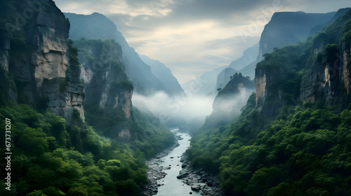 un paysage brumeux représentant une rivière qui coule dans un canyon entouré de forêt © Fox_Dsign