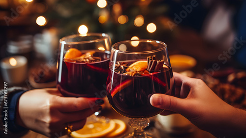 Foto Friends drinking delicious mulled wine at party