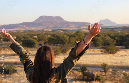 Jeune femme en  Namibie au sommet d'une colline photo
