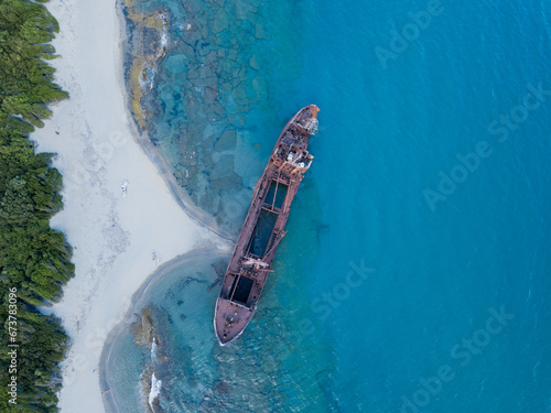 Vue aérienne d'un bateau échoué sur une plage en Grèce (le navire est le Dimitrios). photo