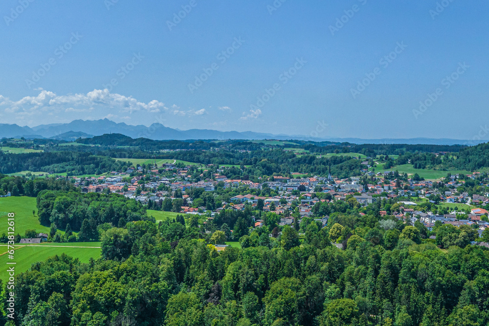 Ausblick auf das Chiemgau, Blick über den Kurpark zur Gemeinde Prien am Chiemsee