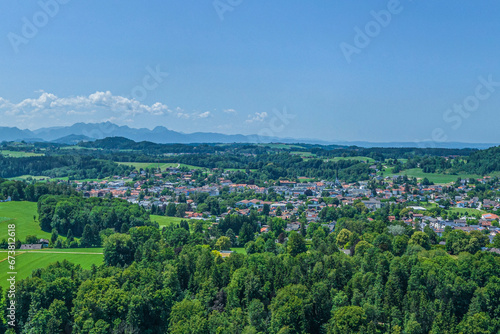 Ausblick auf das Chiemgau, Blick über den Kurpark zur Gemeinde Prien am Chiemsee