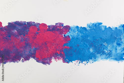 Fondo astratto: pennellate di tempera di colore viola e azzurro su carta bianca, spazio per testo photo