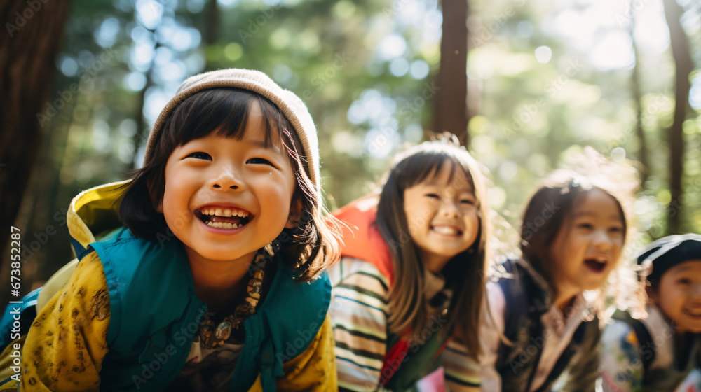 日本の「森のようちえん」で自然を楽しむ笑顔の子ども4人