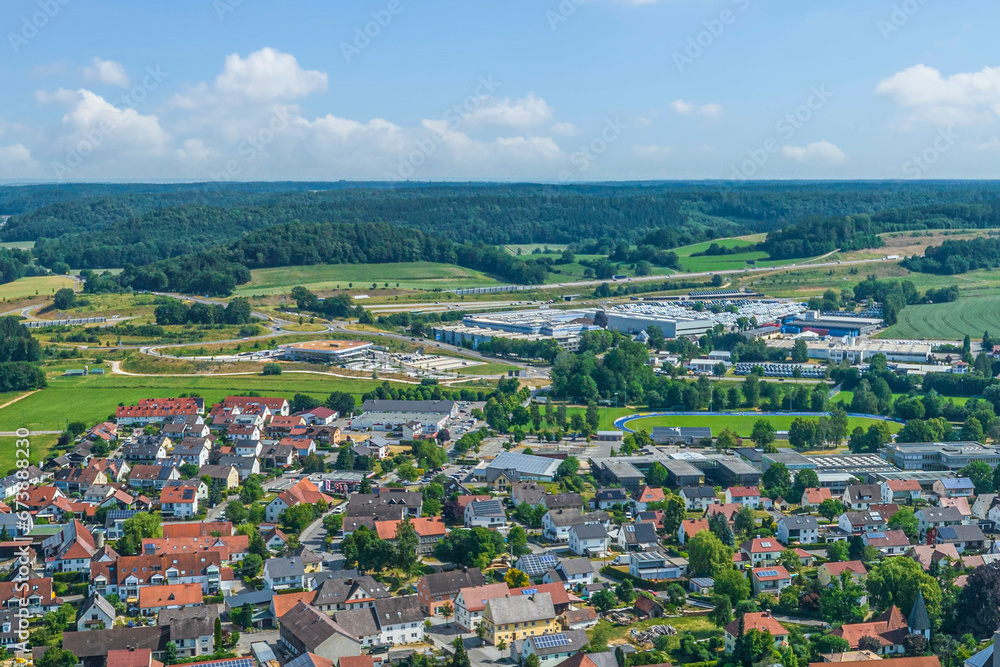 Blick über Zusmarshausen in Schwaben auf die Anschlußstelle der BAB 8 und die große Stromtankstelle 