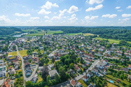 Ausblick auf Zusmarshausen im Naturpark Westliche Wälder in Schwaben, Blick über den Ort zum Naherholungsgebiet Rothsee