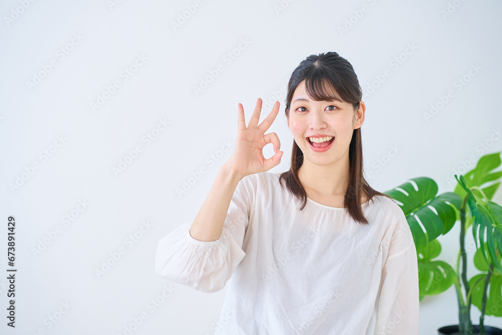 OKのハンドサインをする若い女性 OKのハンドサインをする若い女性