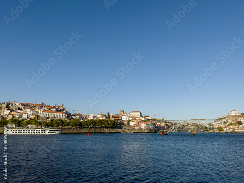 panorama starego miasta w Porto widziana z drugiego brzegu rzeki Duoro