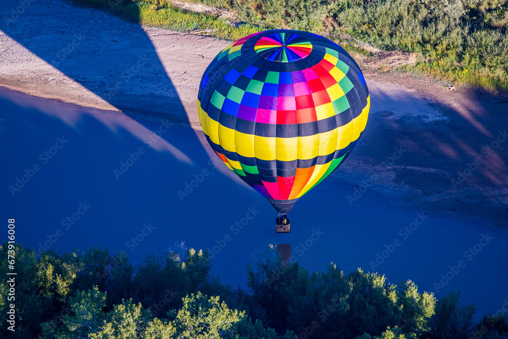 Fototapeta premium Hot Air Balloon over the Rio Grande