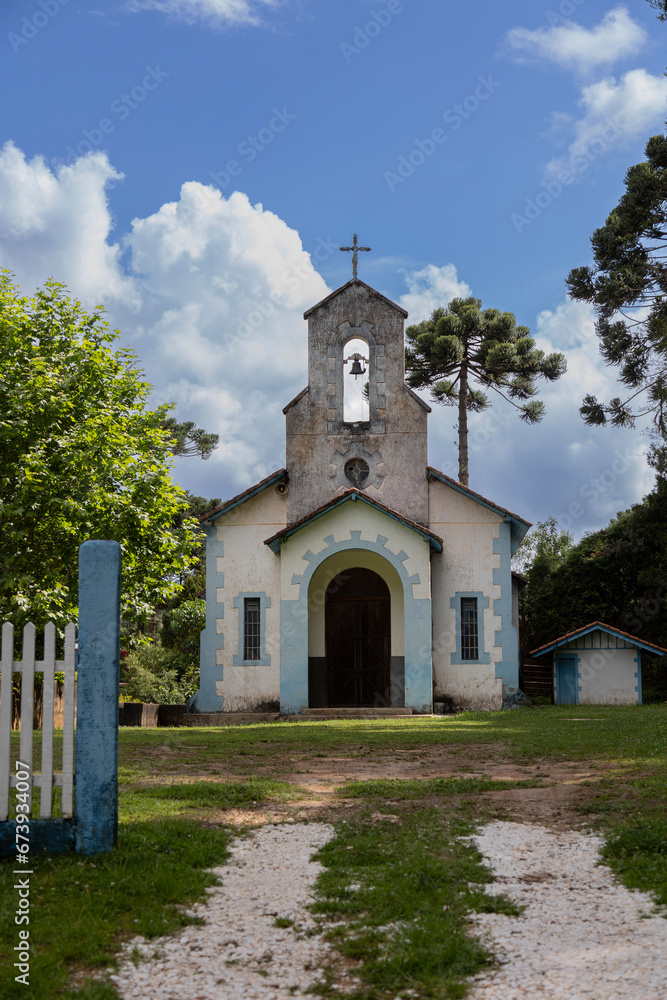 Arquitetura externa da Capela Santana na zona rural de Piranguçu, Minas Gerais, Brasil