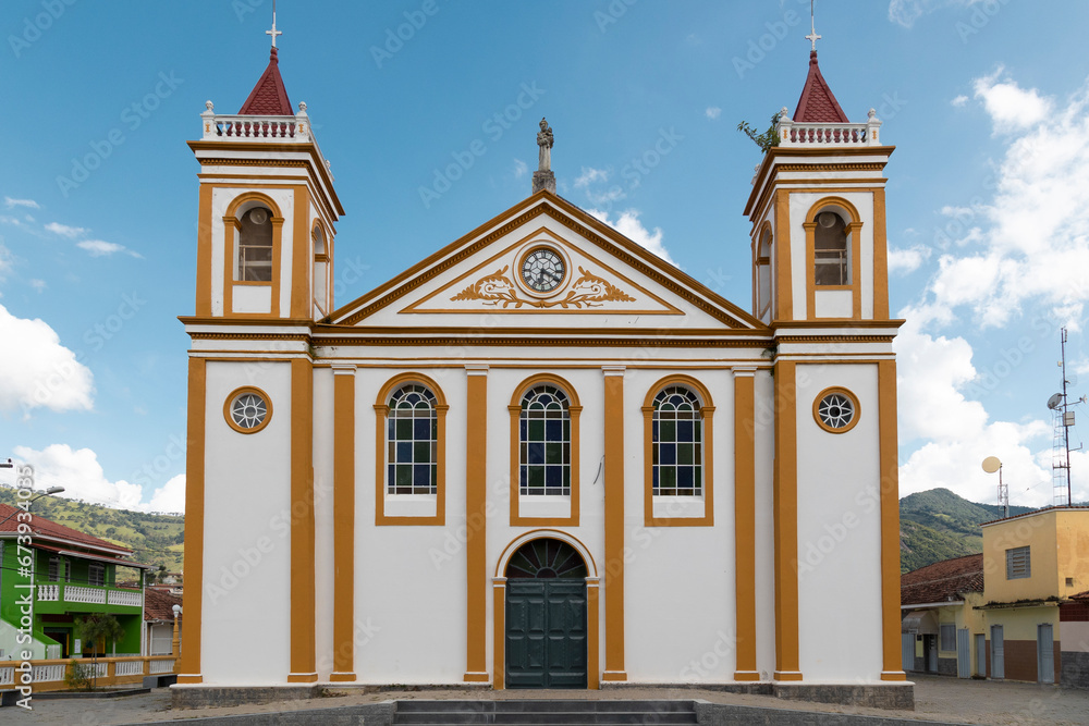 Arquitetura externa da igreja matriz da cidade Piranguçu, Minas Gerais