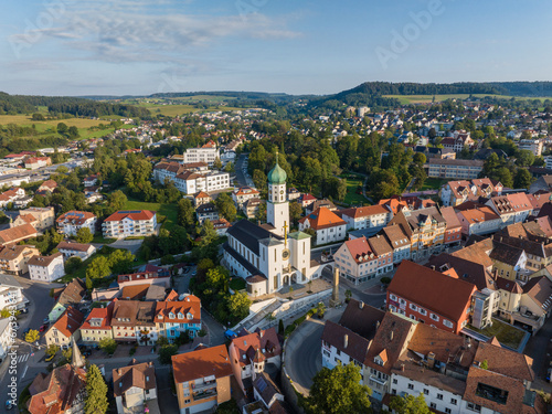 Luftbild von der Stadt Stockach mit der Kirche St. Oswald in der Oberstadt, historischer Stadtkern