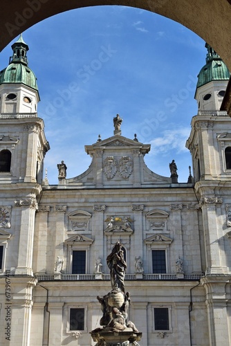 Salzburger Dom in Österreich, vertikal © bwagner