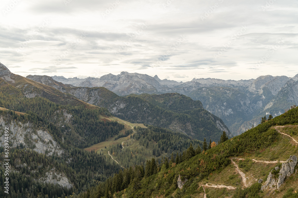 Wanderweg in den Alpen im Sommer, weiter Blick auf ein Gebirge