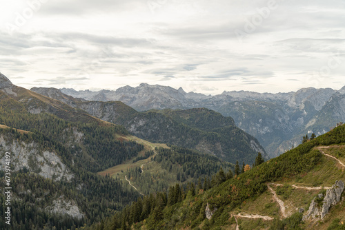 Wanderweg in den Alpen im Sommer, weiter Blick auf ein Gebirge