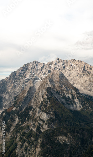 Bergmassiv im Sonnenlicht, Alpen Gipfel, Gebirge aus Fels und etwas Schnee