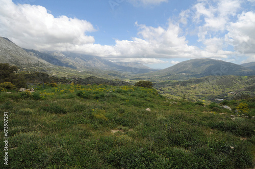 Vue du nord de la vallée depuis le site archéologique de Syvritos à Thronos dans la vallée d'Amari en Crète