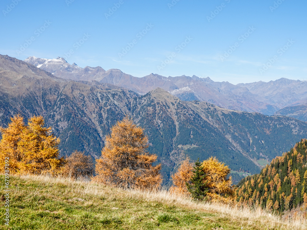 Herbstwanderung auf dem Hirzer, Berg bei Meran in Südtirol Herbstwanderung auf dem Hirzer, Berg bei Meran in Südtirol